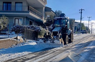 Gemlik’te Kar Yağışı Sonrası Tuzlama Çalışmaları Gerçekleştirildi
